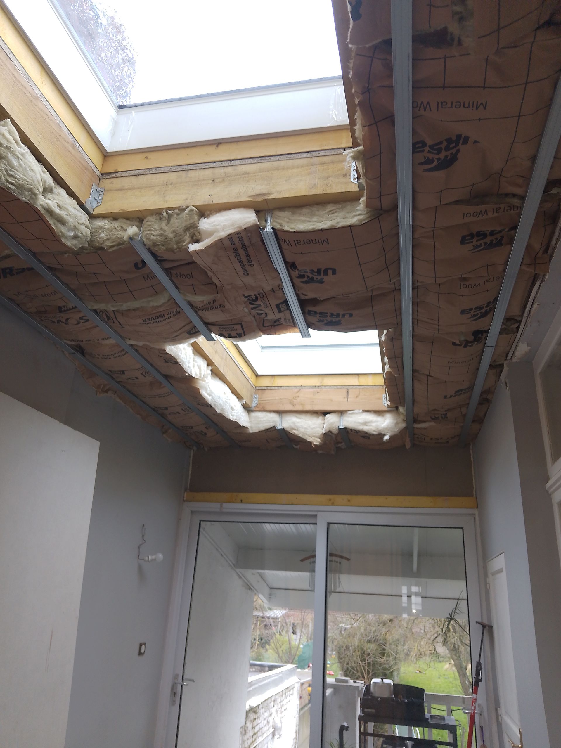 Plafond suspendu sous verrière : isolation, ossature puis plaques et bandes à Tourcoing — avant