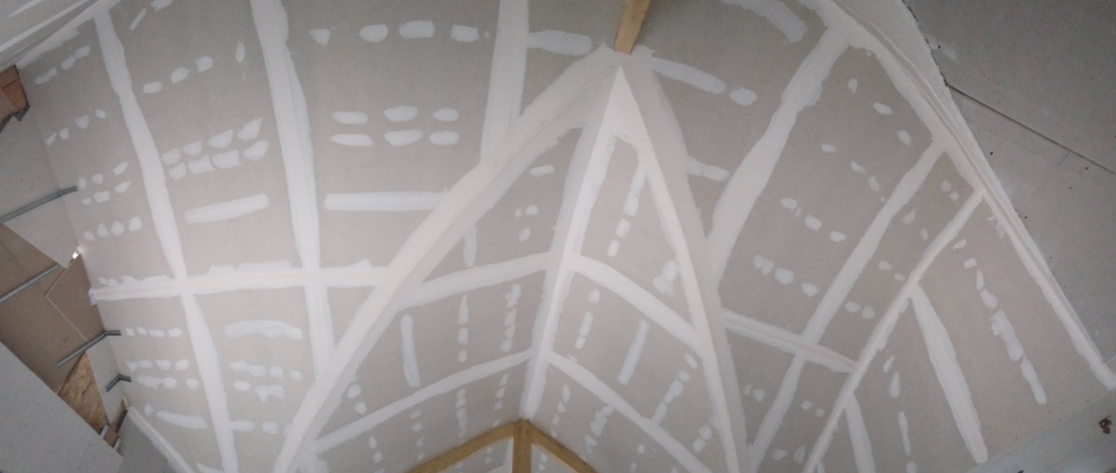 Plafond en plaques de plâtre avec bandes traitées, chantier à Tourcoing