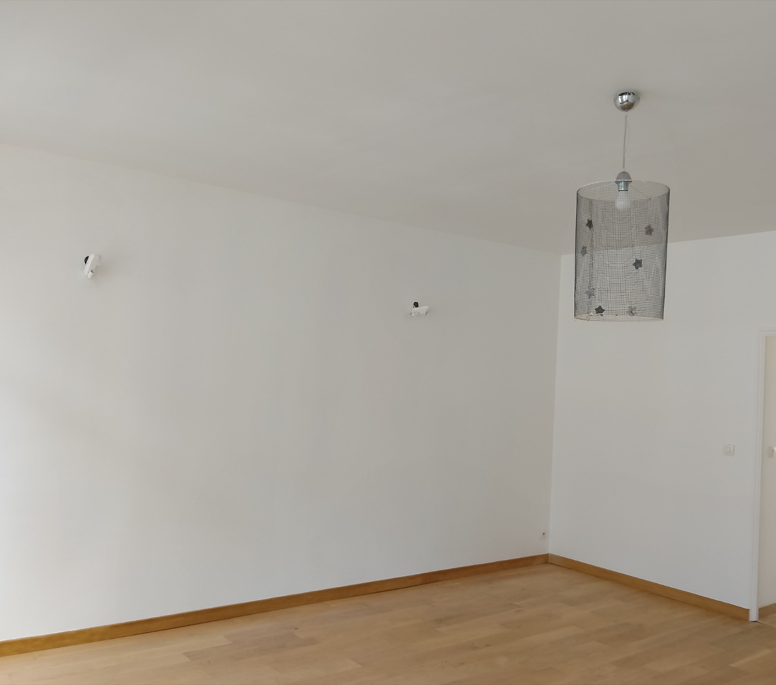 Cloison sèche terminée et prête à peindre dans un logement à Tourcoing